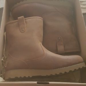 New Authentic Ugg Redwood Sheepskin boots
